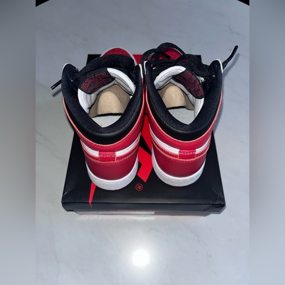 Air Jordan 1 Retro High - Picture 4 of 6